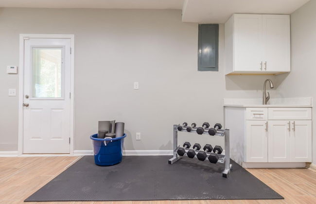 Beautiful Large Newly Renovated 5 Bedroom House - Photo 55