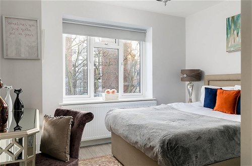Photo 17 - Stylish Modern 2-bedroom Apartment on Cromwell