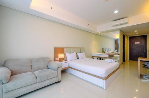 Foto 2 - Cozy Living And Spacious Studio At 28Th Floor Kemang Village Apartment