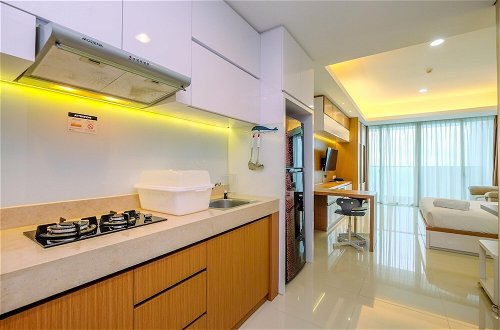 Foto 4 - Cozy Living And Spacious Studio At 28Th Floor Kemang Village Apartment