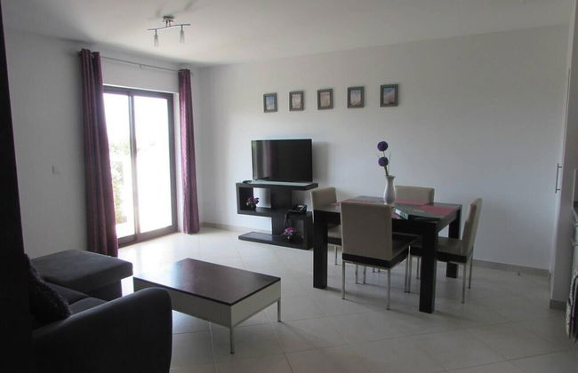 Cozy 1 bed Apartment With Garden and Pool View - Photo 8
