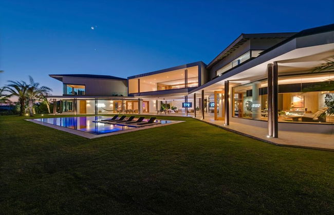 Modern 7BR Villa w Stunning Views of Golf Course - Foto 1