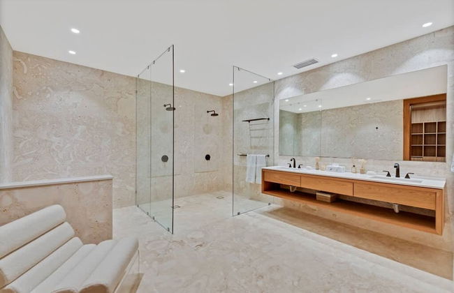 Modern 7BR Villa w Stunning Views of Golf Course - Foto 36