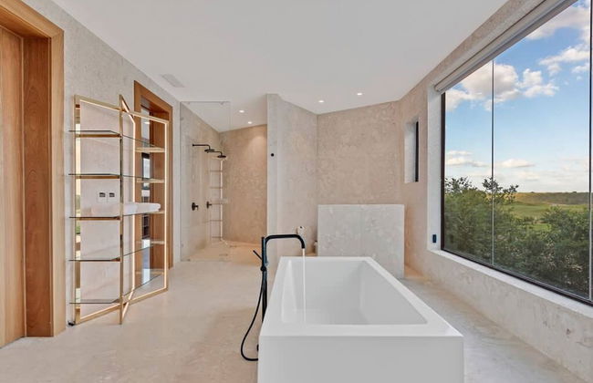 Modern 7BR Villa w Stunning Views of Golf Course - Foto 35