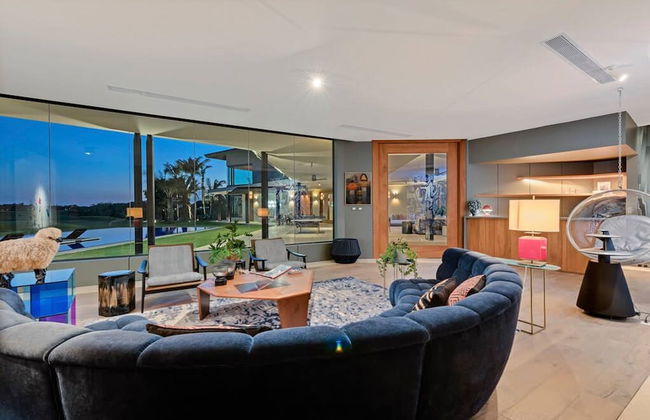 Modern 7BR Villa w Stunning Views of Golf Course - Foto 45