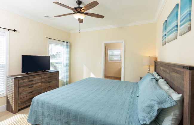 1 Beautiful 4 Bed 3 Bath Pool Home w Free Dock - Photo 13