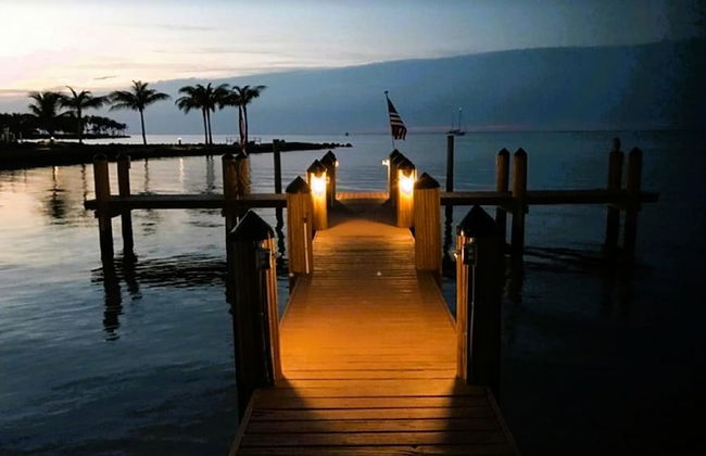 1 Beautiful 4 Bed 3 Bath Pool Home w Free Dock - Photo 28