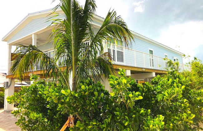 1 Beautiful 4 Bed 3 Bath Pool Home w Free Dock - Photo 4