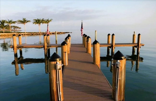 1 Beautiful 4 Bed 3 Bath Pool Home w Free Dock - Photo 27