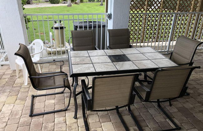 1 Beautiful 4 Bed 3 Bath Pool Home w Free Dock - Photo 20