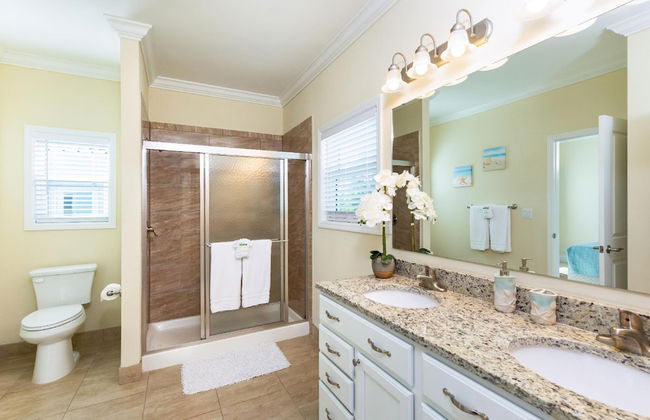 1 Beautiful 4 Bed 3 Bath Pool Home w Free Dock - Photo 12