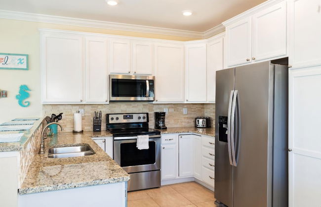 1 Beautiful 4 Bed 3 Bath Pool Home w Free Dock - Photo 9