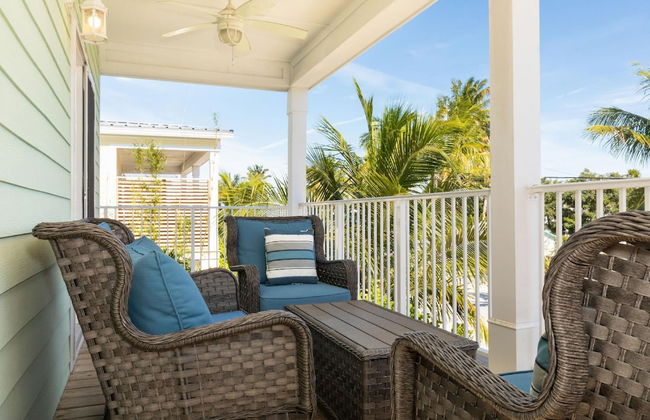 1 Beautiful 4 Bed 3 Bath Pool Home w Free Dock - Photo 10