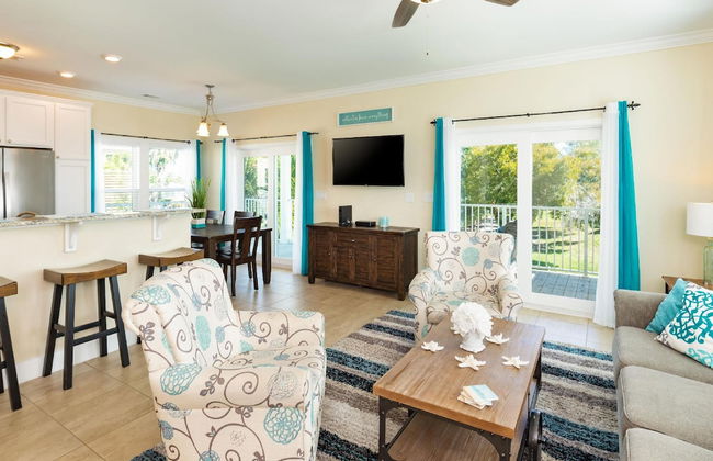 1 Beautiful 4 Bed 3 Bath Pool Home w Free Dock - Photo 5