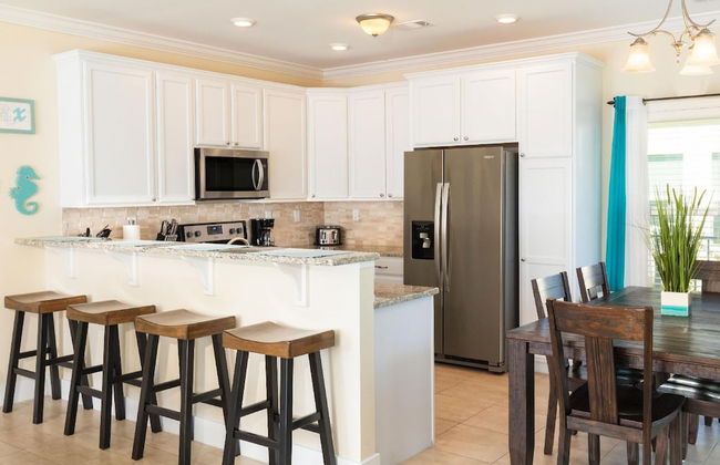 1 Beautiful 4 Bed 3 Bath Pool Home w Free Dock - Photo 8