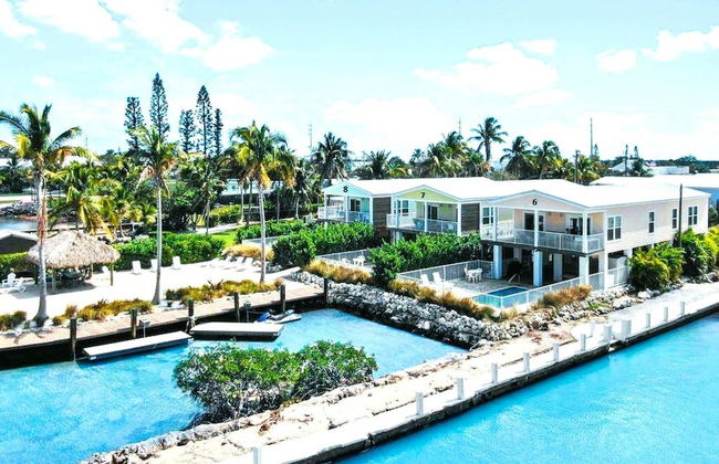 1 Beautiful 4 Bed 3 Bath Pool Home w Free Dock - Photo 33