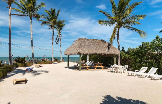 1 Beautiful 4 Bed 3 Bath Pool Home w Free Dock - Photo 29