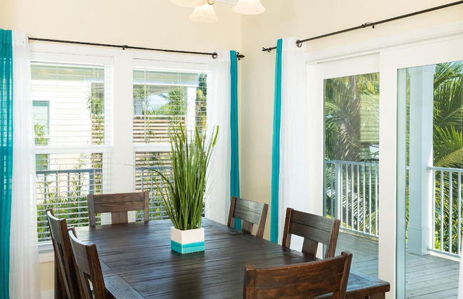 1 Beautiful 4 Bed 3 Bath Pool Home w Free Dock - Photo 7