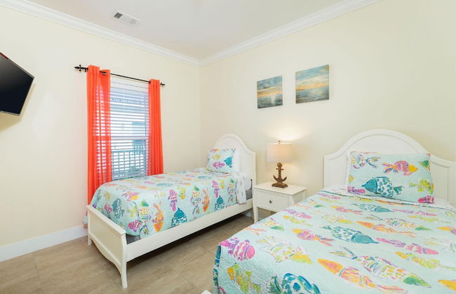 1 Beautiful 4 Bed 3 Bath Pool Home w Free Dock - Photo 18