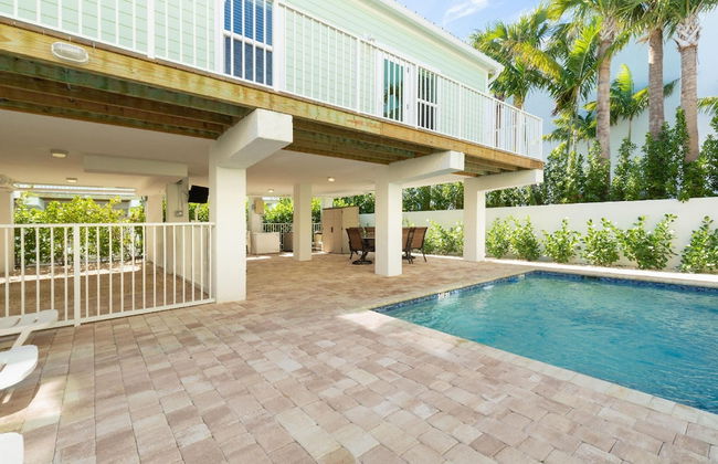 1 Beautiful 4 Bed 3 Bath Pool Home w Free Dock - Photo 19