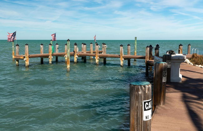 1 Beautiful 4 Bed 3 Bath Pool Home w Free Dock - Photo 30