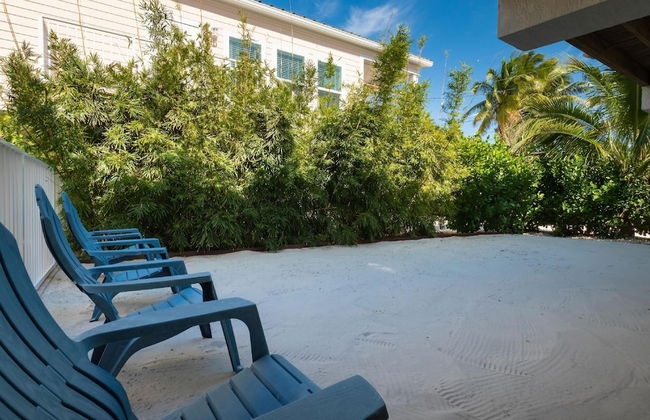 1 Beautiful 4 Bed 3 Bath Pool Home w Free Dock - Photo 21