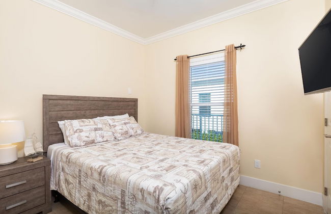 1 Beautiful 4 Bed 3 Bath Pool Home w Free Dock - Photo 16