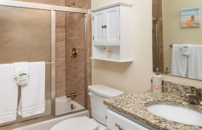 1 Beautiful 4 Bed 3 Bath Pool Home w Free Dock - Photo 17