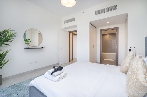Photo 2 - Upscale Two Bedroom with Balcony & Free Parking near Zabeel Park by Sojo Stay