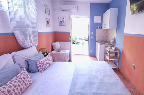 Foto 5 - Studio Apartments Roza - A Charming Oasis in the Centre of Makarska