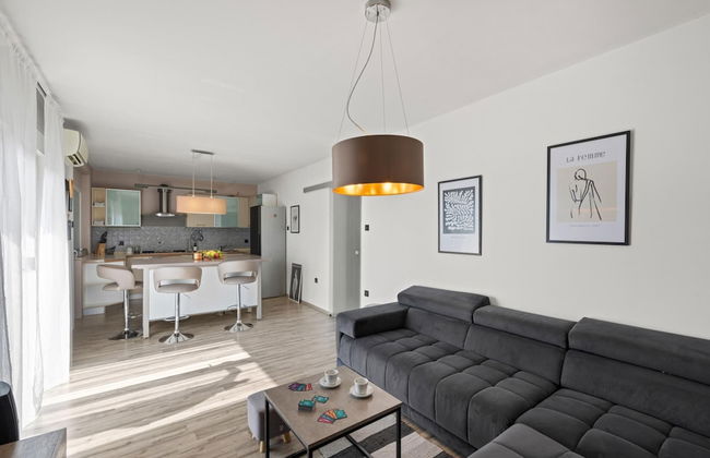 Premium Apartment With Patio - Photo 16