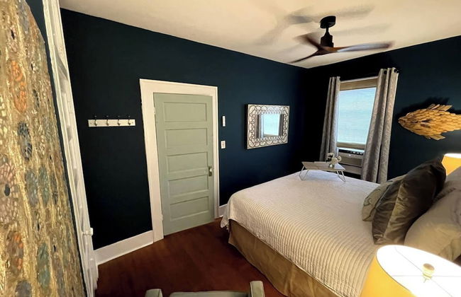 Charming Coastal Retreat - Photo 4