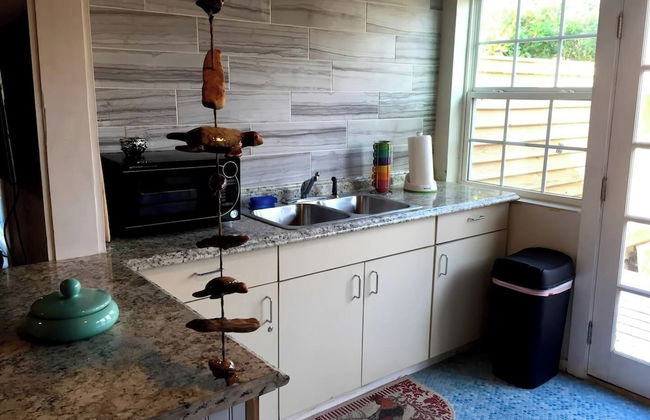 Charming Coastal Retreat - Photo 14