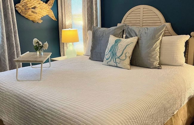 Charming Coastal Retreat - Photo 6