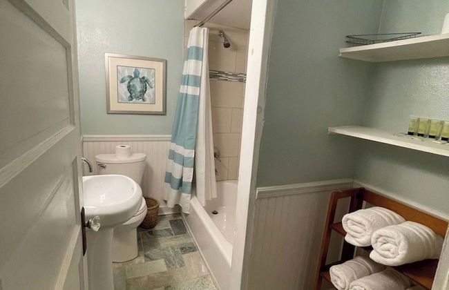 Charming Coastal Retreat - Photo 24