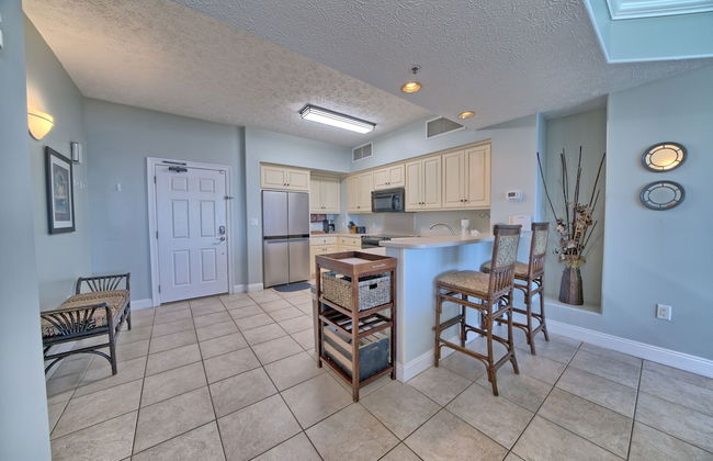 Luxurious Beachfront Condo with Beachside Pool Access and Free WiFi - Unit 1202 by RedAwning - Foto 13