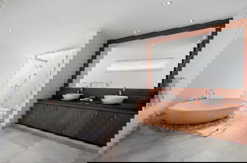 Foto 6 - Villa Blanca by Alfred in Bali - Modern Luxury 5 Bdr Oceanfront Villa in Candidasa