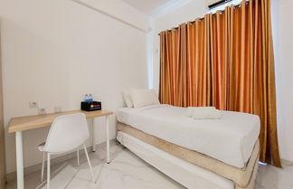 Foto 3 - Cozy Stay And Homey Studio Room Sky House Bsd Apartment