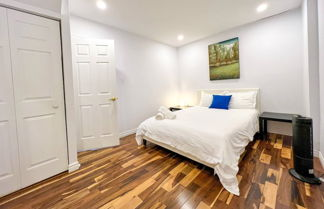 Photo 2 - Hip Townhome With Garage Dt Mtl