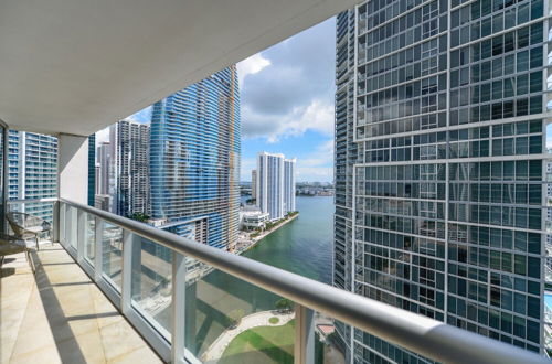 Photo 14 - Luxury 2BR Condo at Icon Brickell W