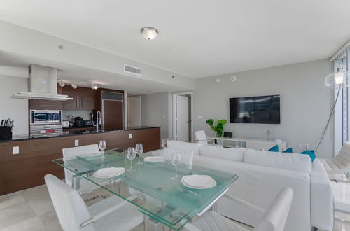 Photo 17 - Luxury 2BR Condo at Icon Brickell W