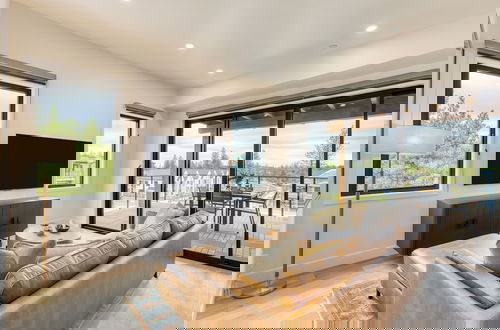 Foto 32 - The Aerie Suites by AvantStay – Modern Comfort with Mountain Views