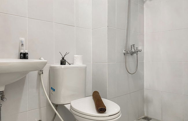 Good Place and Restful 2BR at Patraland Urbano Apartment - Foto 20
