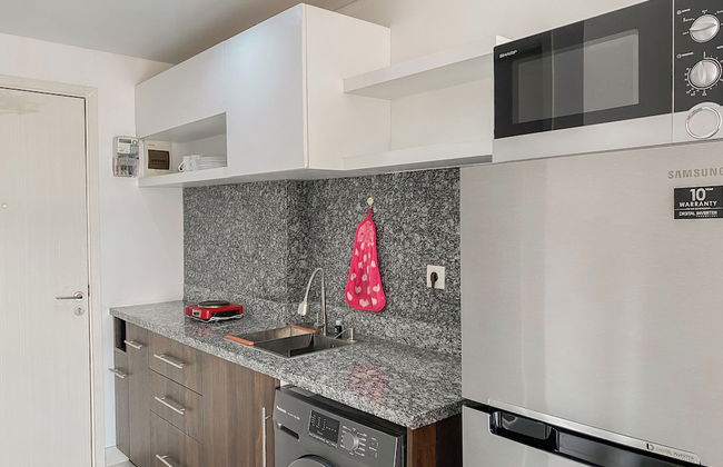 Good Place and Restful 2BR at Patraland Urbano Apartment - Foto 11