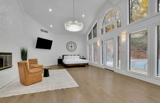 Luxury 7BR Buckhead Oasis w Pool Gameroom Firepit - Foto 1