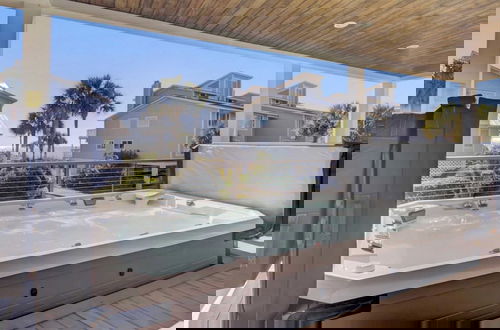 Foto 46 - 7 Beachwood East by Avantstay Steps to the Beach Ocean Views, Hot Tub, 7bdr