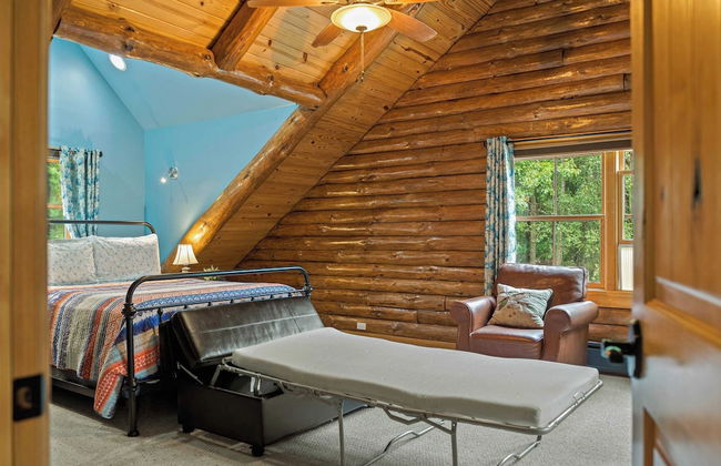 The Bigwood Cabin by Avantstay Hot Tub, Firepit, Pool Table, Private Yard - Photo 35