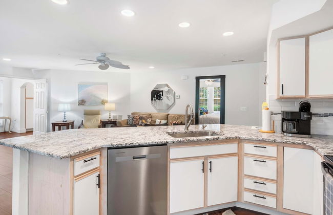 Lake Hideaway Waterfront Condo w/ Resort Perks! - Photo 27