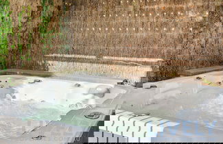 Foto 3 - Hillside Luxe With Spa Bay Views