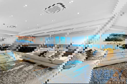 Foto 6 - Hillside Luxe With Spa Bay Views